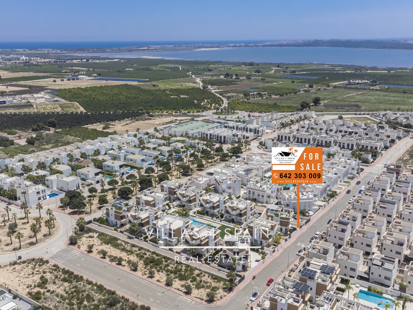 Resale - 4 bedroom 4 bathroom House with community pool in Ciudad Quesada - C. Islas Chafarinas - Alicante Resale - 4 bedroom 4 bathroom House with community pool in Ciudad Quesada - C. Islas Chafarinas - Alicante
