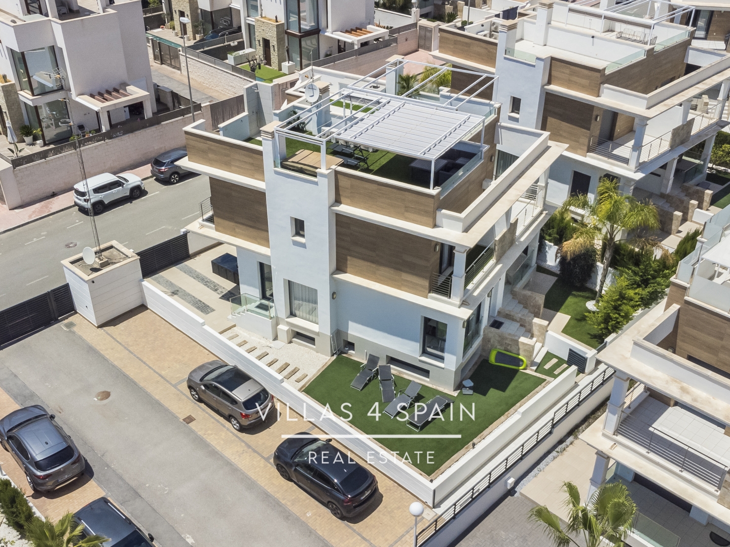 Resale - 4 bedroom 4 bathroom House with community pool in Ciudad Quesada - C. Islas Chafarinas - Alicante Resale - 4 bedroom 4 bathroom House with community pool in Ciudad Quesada - C. Islas Chafarinas - Alicante