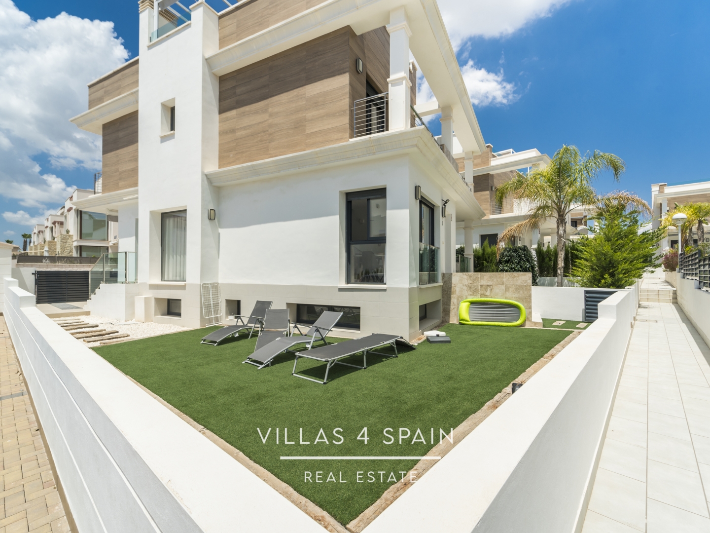 Resale - 4 bedroom 4 bathroom House with community pool in Ciudad Quesada - C. Islas Chafarinas - Alicante Resale - 4 bedroom 4 bathroom House with community pool in Ciudad Quesada - C. Islas Chafarinas - Alicante