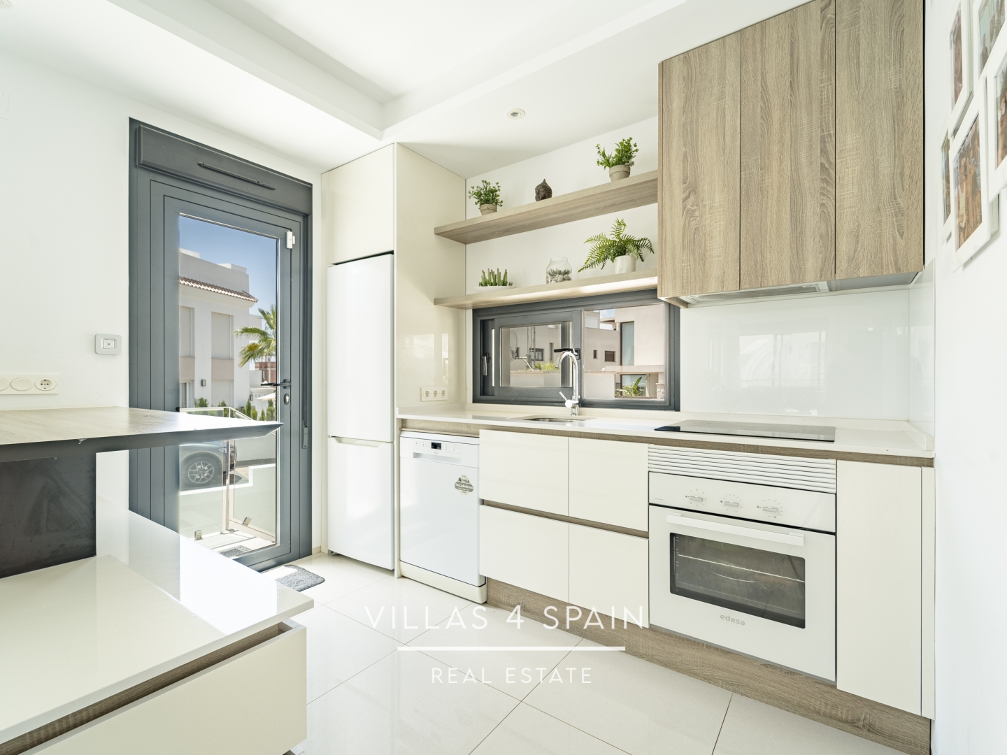 Resale - 4 bedroom 4 bathroom House with community pool in Ciudad Quesada - C. Islas Chafarinas - Alicante Resale - 4 bedroom 4 bathroom House with community pool in Ciudad Quesada - C. Islas Chafarinas - Alicante