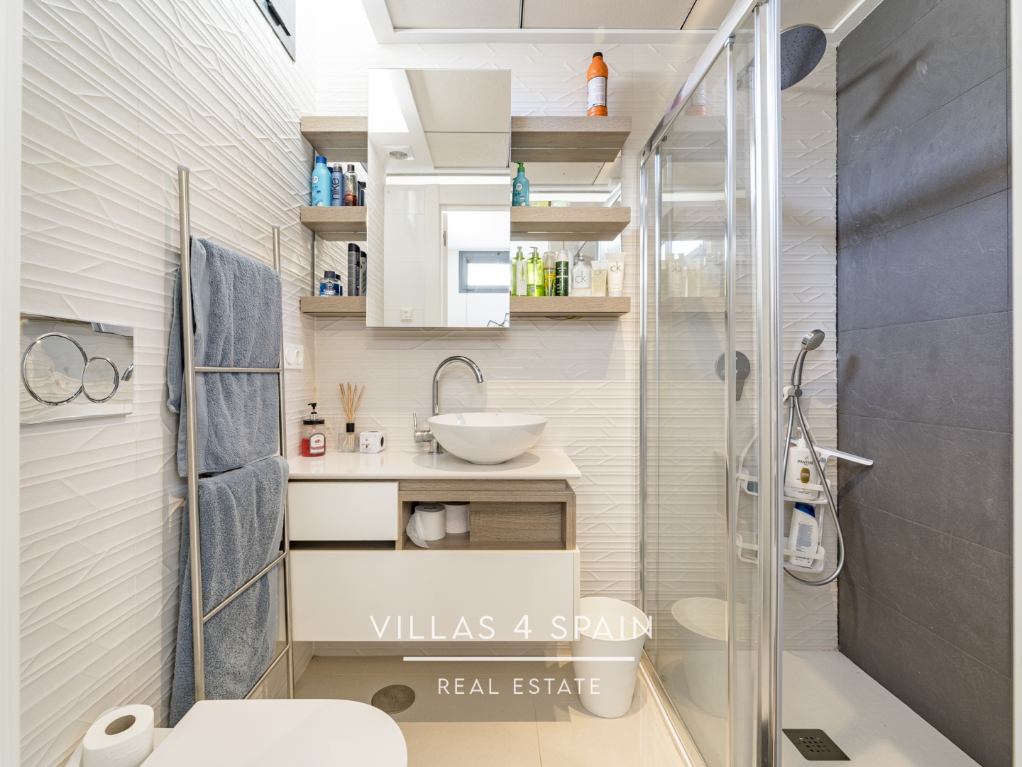Resale - 4 bedroom 4 bathroom House with community pool in Ciudad Quesada - C. Islas Chafarinas - Alicante Resale - 4 bedroom 4 bathroom House with community pool in Ciudad Quesada - C. Islas Chafarinas - Alicante