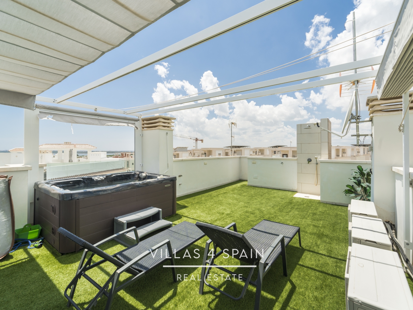 Resale - 4 bedroom 4 bathroom House with community pool in Ciudad Quesada - C. Islas Chafarinas - Alicante Resale - 4 bedroom 4 bathroom House with community pool in Ciudad Quesada - C. Islas Chafarinas - Alicante