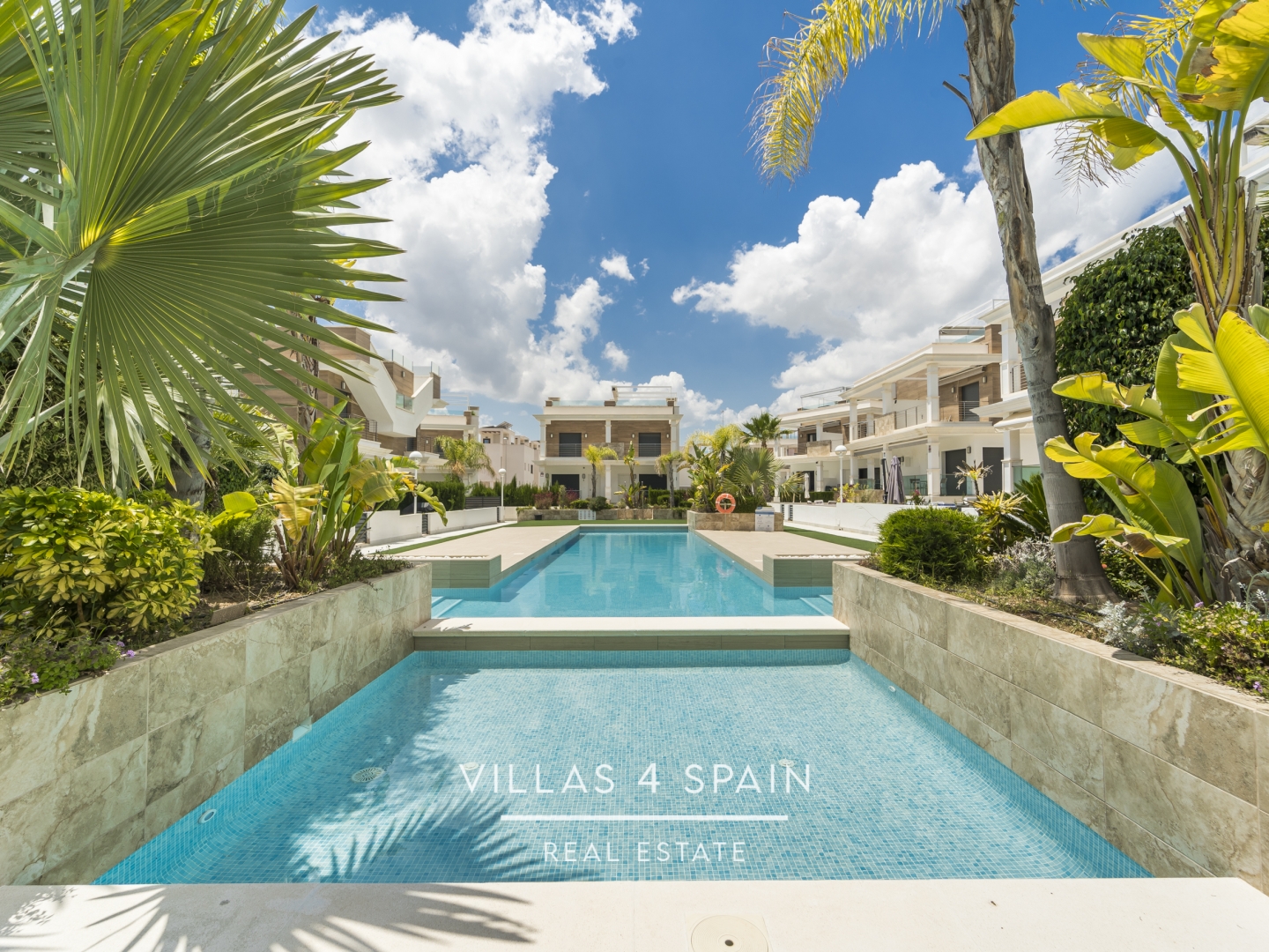 Resale - 4 bedroom 4 bathroom House with community pool in Ciudad Quesada - C. Islas Chafarinas - Alicante Resale - 4 bedroom 4 bathroom House with community pool in Ciudad Quesada - C. Islas Chafarinas - Alicante
