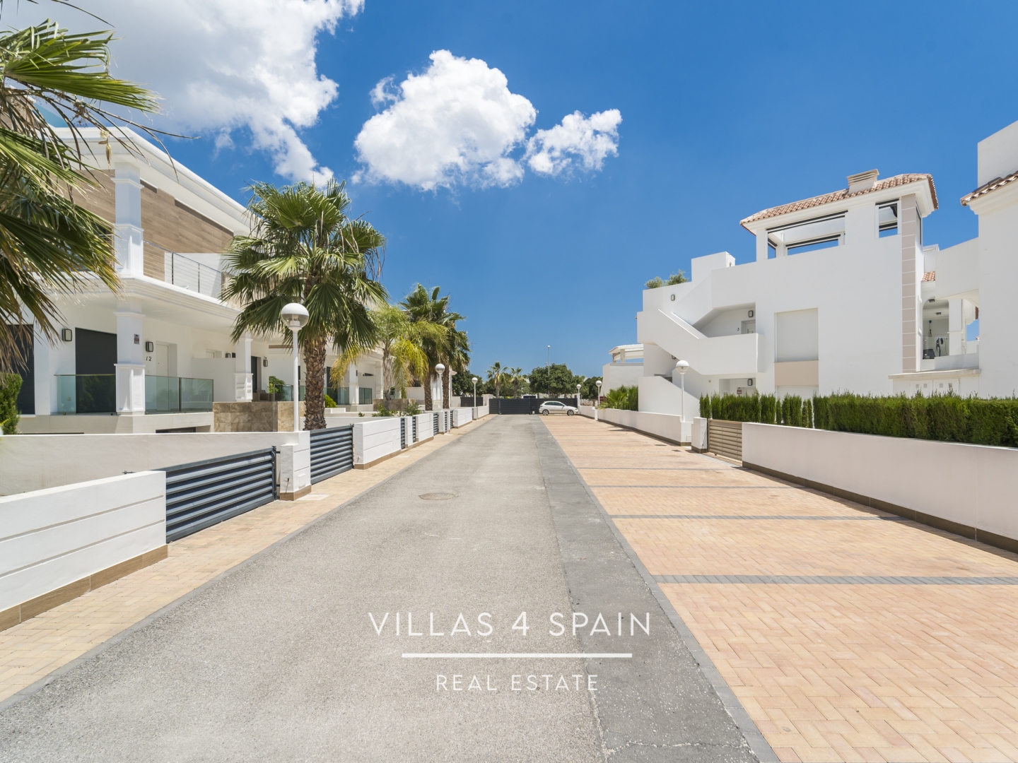 Resale - 4 bedroom 4 bathroom House with community pool in Ciudad Quesada - C. Islas Chafarinas - Alicante Resale - 4 bedroom 4 bathroom House with community pool in Ciudad Quesada - C. Islas Chafarinas - Alicante