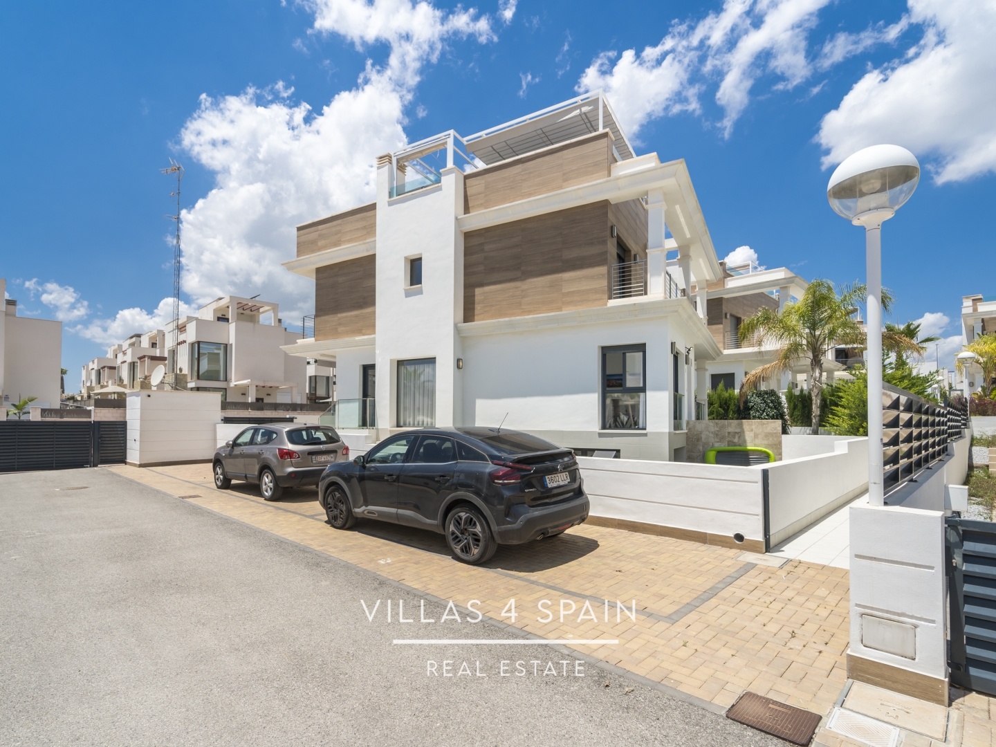Resale - 4 bedroom 4 bathroom House with community pool in Ciudad Quesada - C. Islas Chafarinas - Alicante Resale - 4 bedroom 4 bathroom House with community pool in Ciudad Quesada - C. Islas Chafarinas - Alicante
