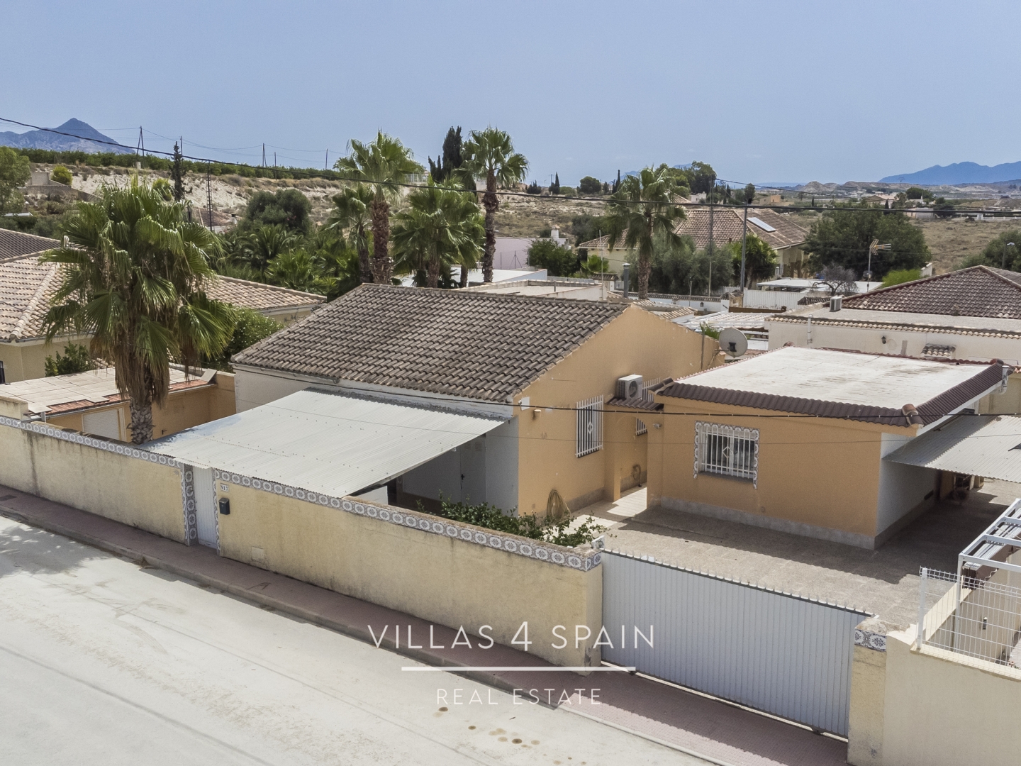 Detached Villa with guest house and private parking