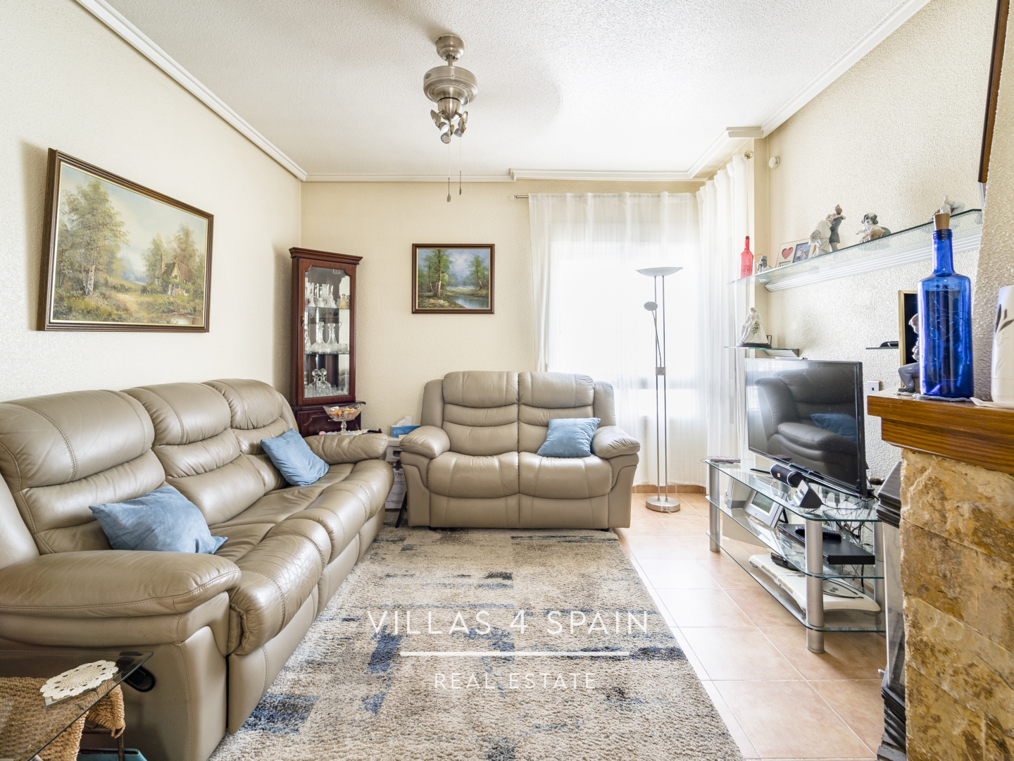 Resale - 3 bedroom 2 bathroom semi detached house for sale with parking and garden - avenida romero - Alicante Resale - 3 bedroom 2 bathroom semi detached house for sale with parking and garden - avenida romero - Alicante