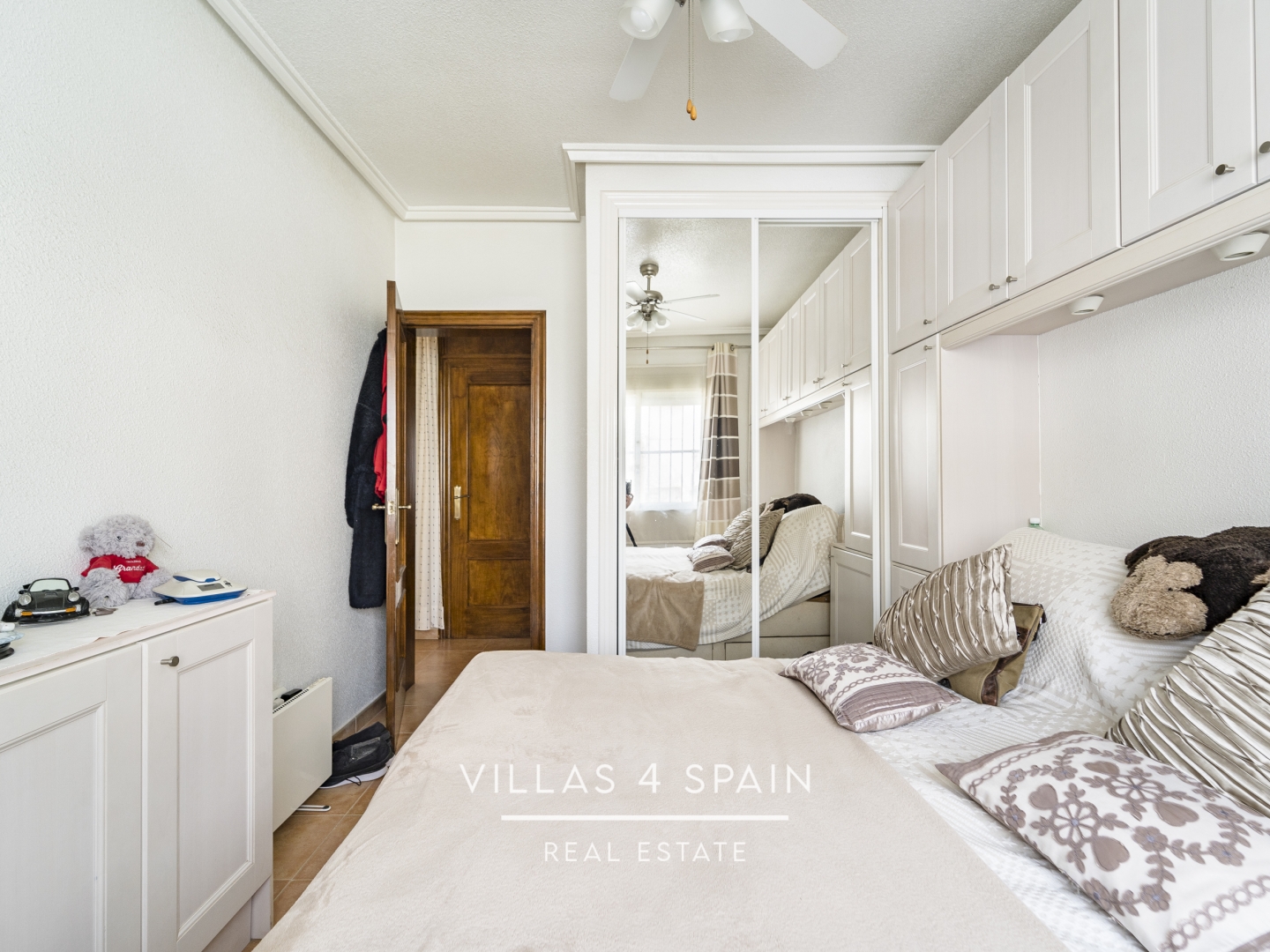 Resale - 3 bedroom 2 bathroom semi detached house for sale with parking and garden - avenida romero - Alicante Resale - 3 bedroom 2 bathroom semi detached house for sale with parking and garden - avenida romero - Alicante