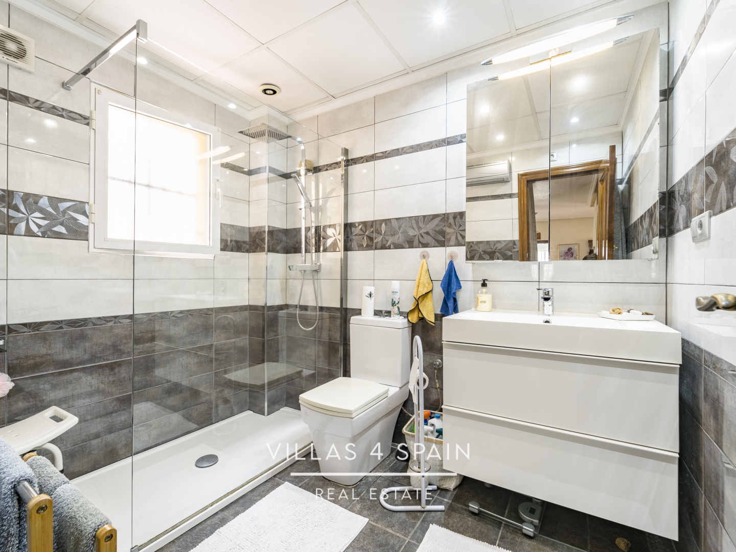 Resale - 3 bedroom 2 bathroom semi detached house for sale with parking and garden - avenida romero - Alicante Resale - 3 bedroom 2 bathroom semi detached house for sale with parking and garden - avenida romero - Alicante
