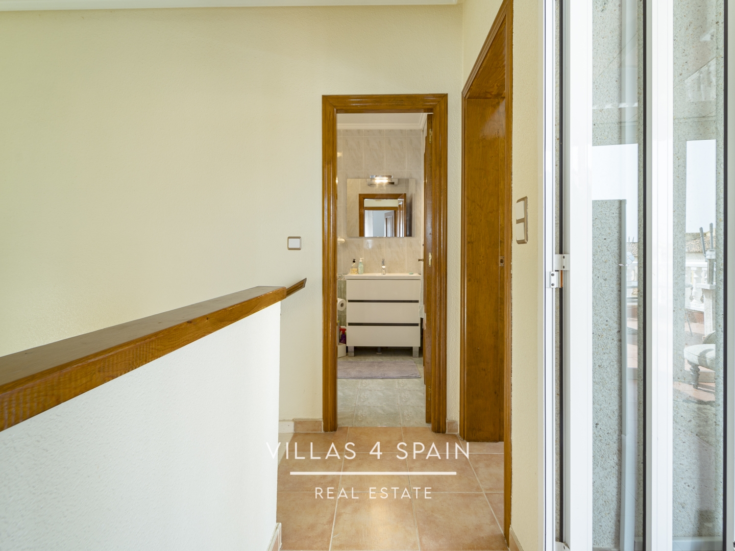 Resale - 3 bedroom 2 bathroom semi detached house for sale with parking and garden - avenida romero - Alicante Resale - 3 bedroom 2 bathroom semi detached house for sale with parking and garden - avenida romero - Alicante
