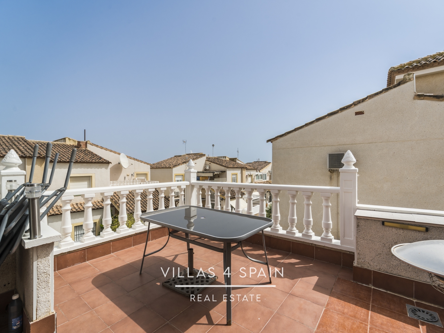 Resale - 3 bedroom 2 bathroom semi detached house for sale with parking and garden - avenida romero - Alicante Resale - 3 bedroom 2 bathroom semi detached house for sale with parking and garden - avenida romero - Alicante