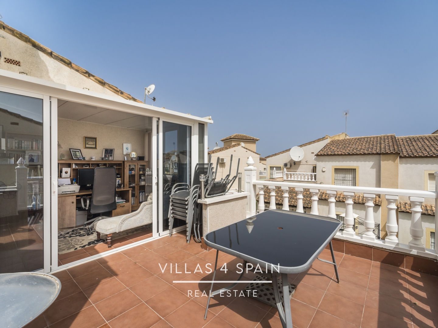 Resale - 3 bedroom 2 bathroom semi detached house for sale with parking and garden - avenida romero - Alicante Resale - 3 bedroom 2 bathroom semi detached house for sale with parking and garden - avenida romero - Alicante