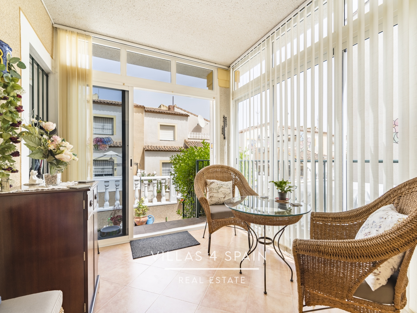 Resale - 3 bedroom 2 bathroom semi detached house for sale with parking and garden - avenida romero - Alicante Resale - 3 bedroom 2 bathroom semi detached house for sale with parking and garden - avenida romero - Alicante