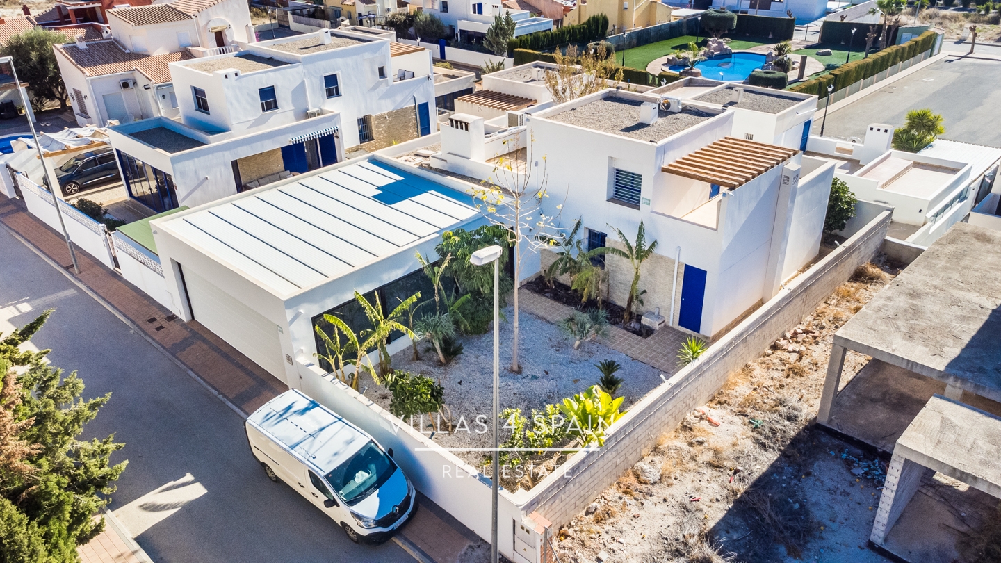 3 Bedroom 2 Bathroom Villa with private parking and community pool