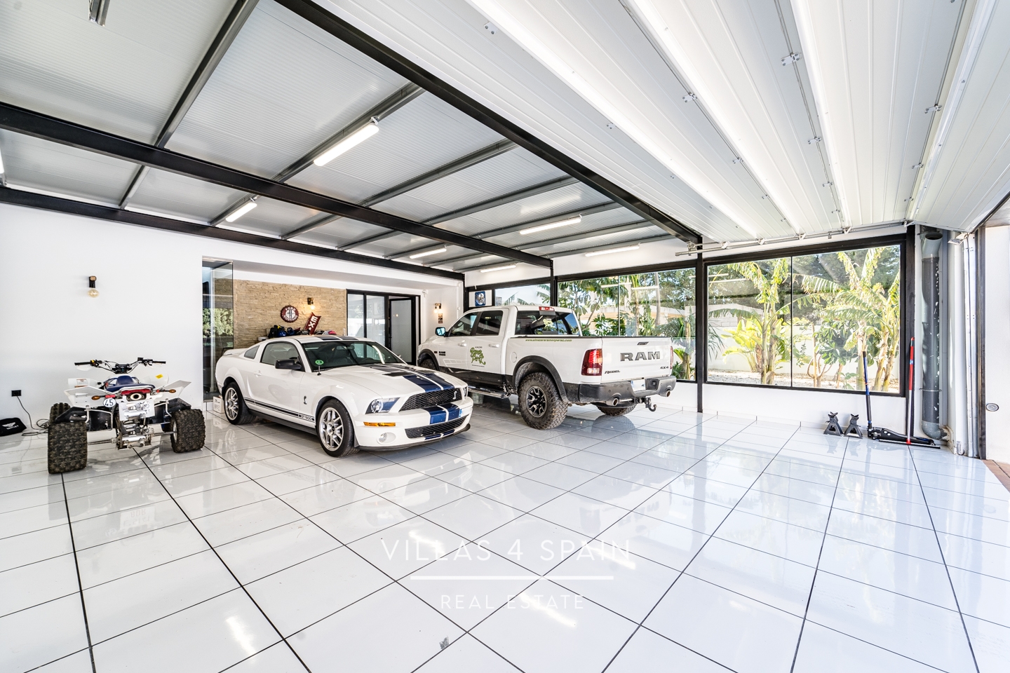 3 Bedroom 2 Bathroom Villa with private parking and community pool