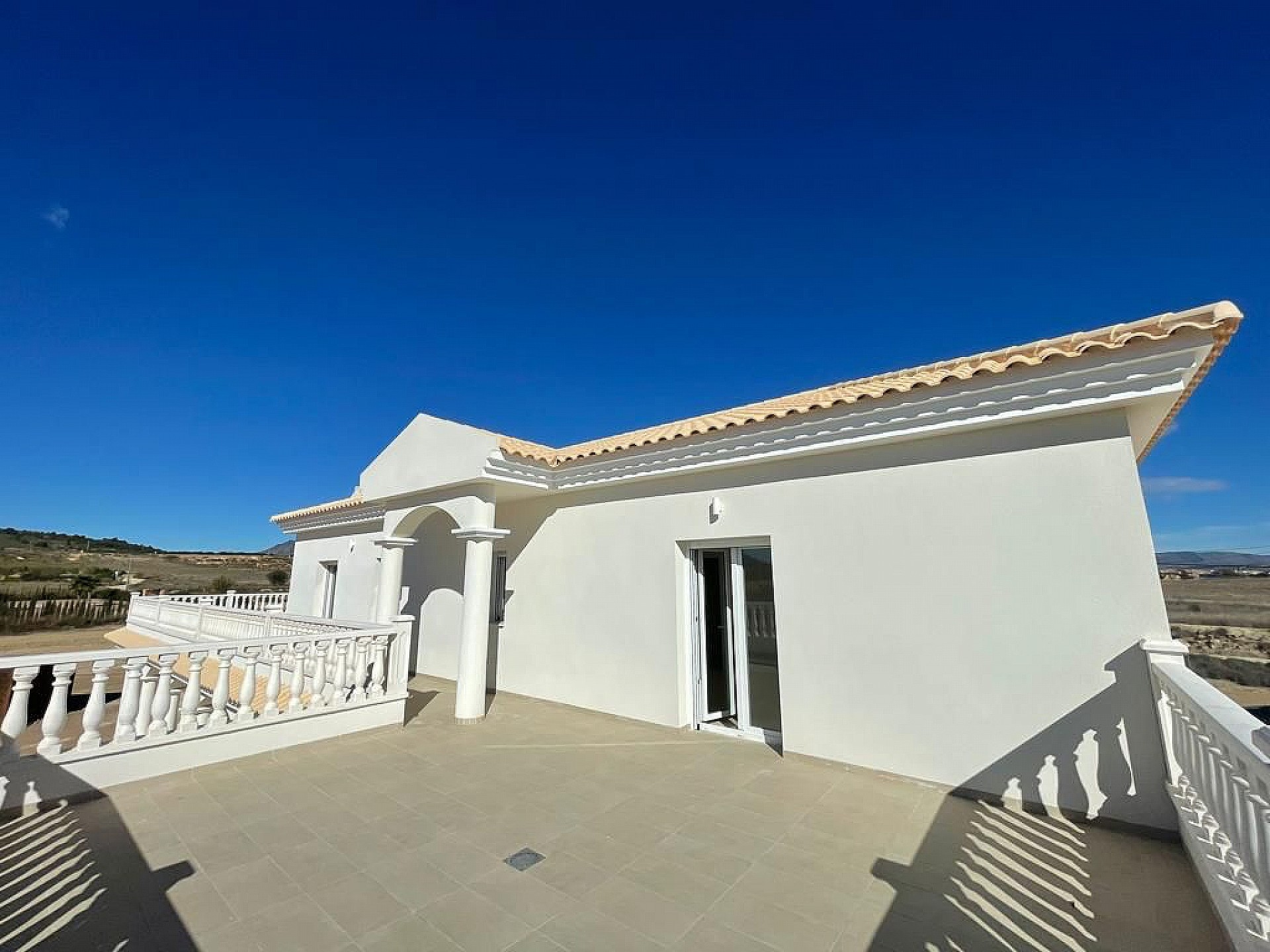 Resale - 6 Bedroom 4 Bathroom Villa in Pinoso - - Alicante Resale - 6 Bedroom 4 Bathroom Villa in Pinoso - - Alicante