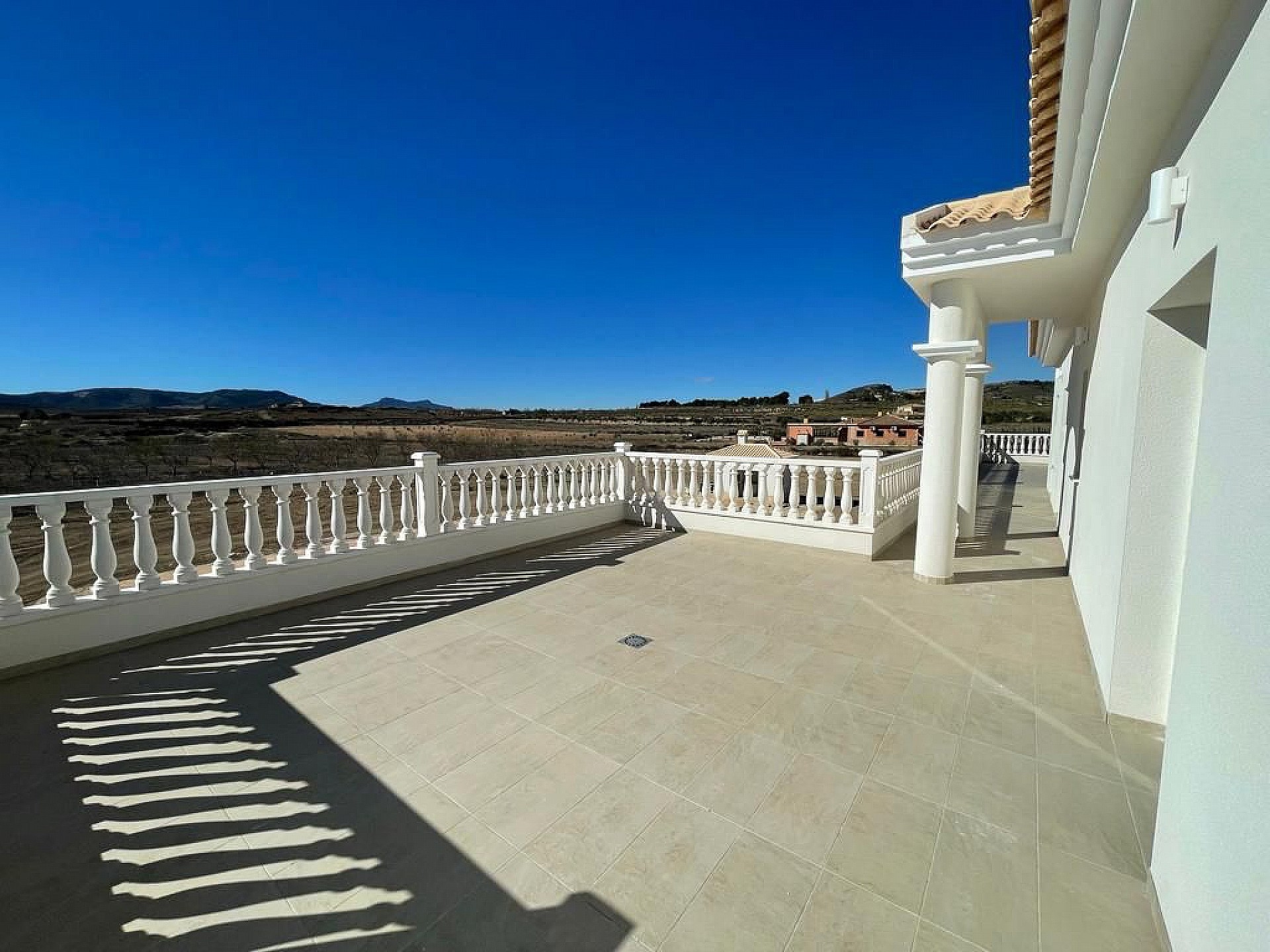 Resale - 6 Bedroom 4 Bathroom Villa in Pinoso - - Alicante Resale - 6 Bedroom 4 Bathroom Villa in Pinoso - - Alicante