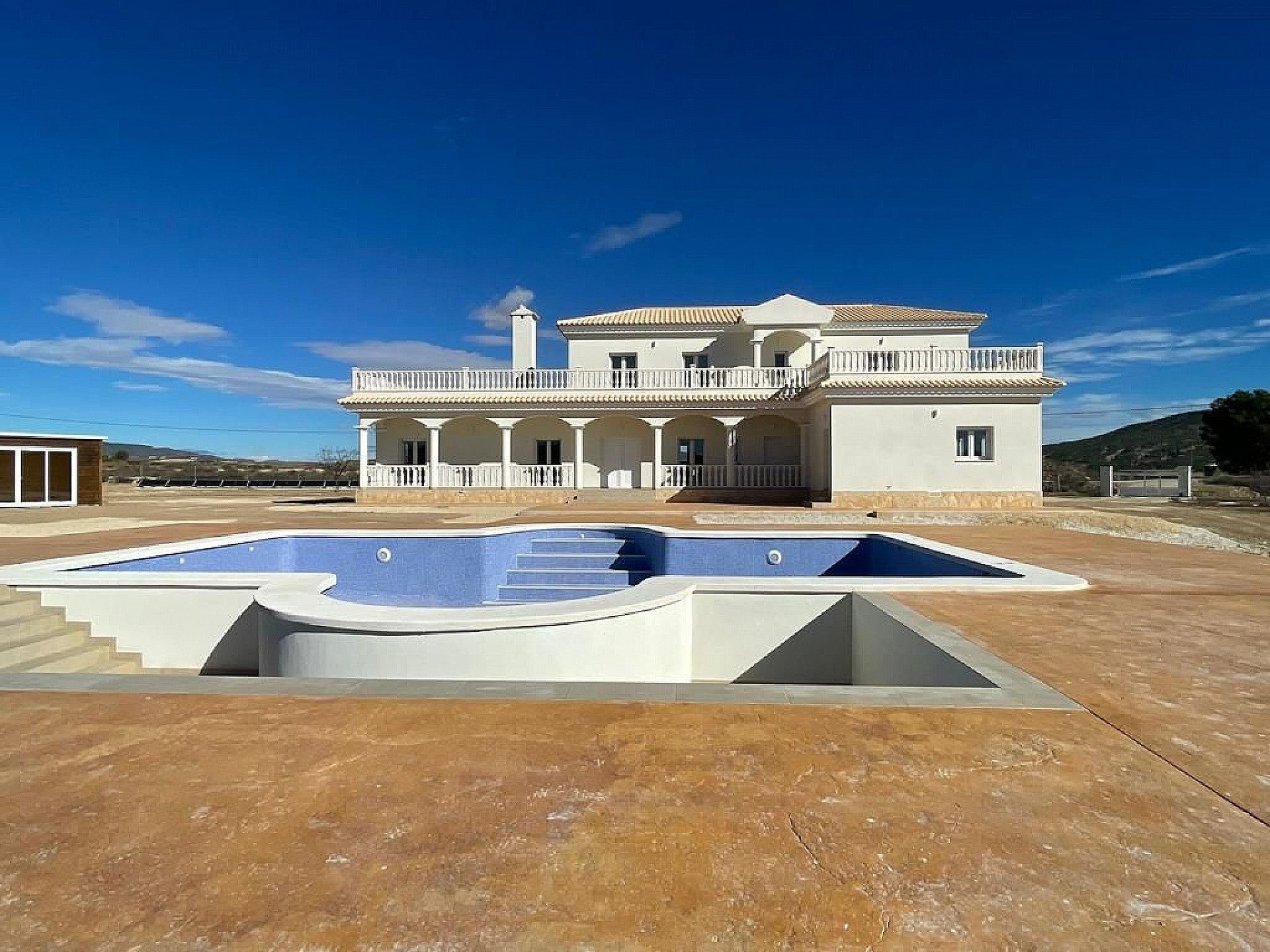 Resale - 6 Bedroom 4 Bathroom Villa in Pinoso - - Alicante Resale - 6 Bedroom 4 Bathroom Villa in Pinoso - - Alicante