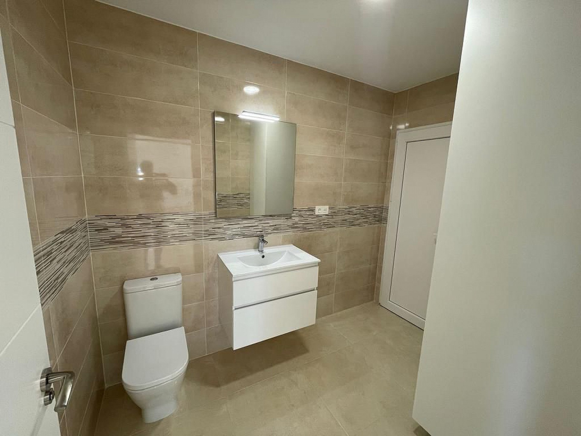 Resale - 6 Bedroom 4 Bathroom Villa in Pinoso - - Alicante Resale - 6 Bedroom 4 Bathroom Villa in Pinoso - - Alicante