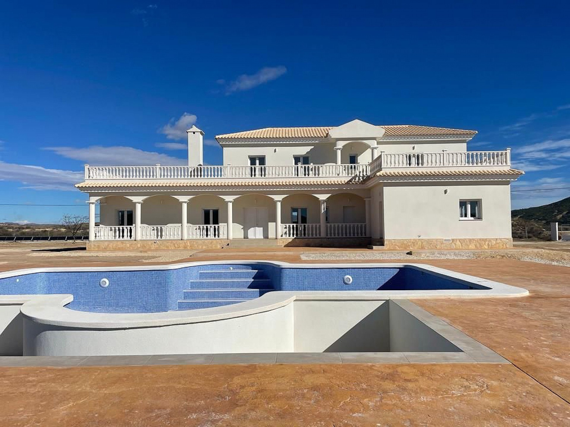 Resale - 6 Bedroom 4 Bathroom Villa in Pinoso - - Alicante Resale - 6 Bedroom 4 Bathroom Villa in Pinoso - - Alicante