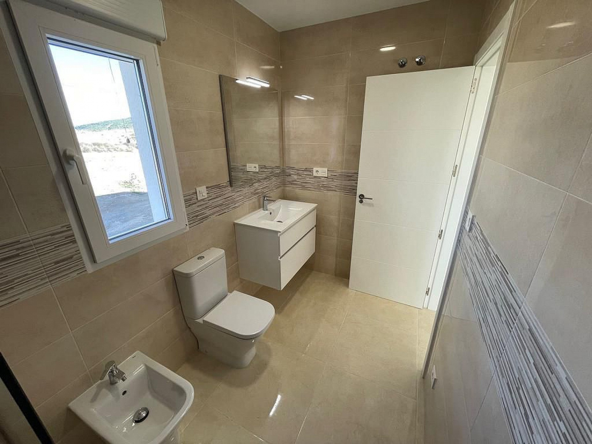 Resale - 6 Bedroom 4 Bathroom Villa in Pinoso - - Alicante Resale - 6 Bedroom 4 Bathroom Villa in Pinoso - - Alicante