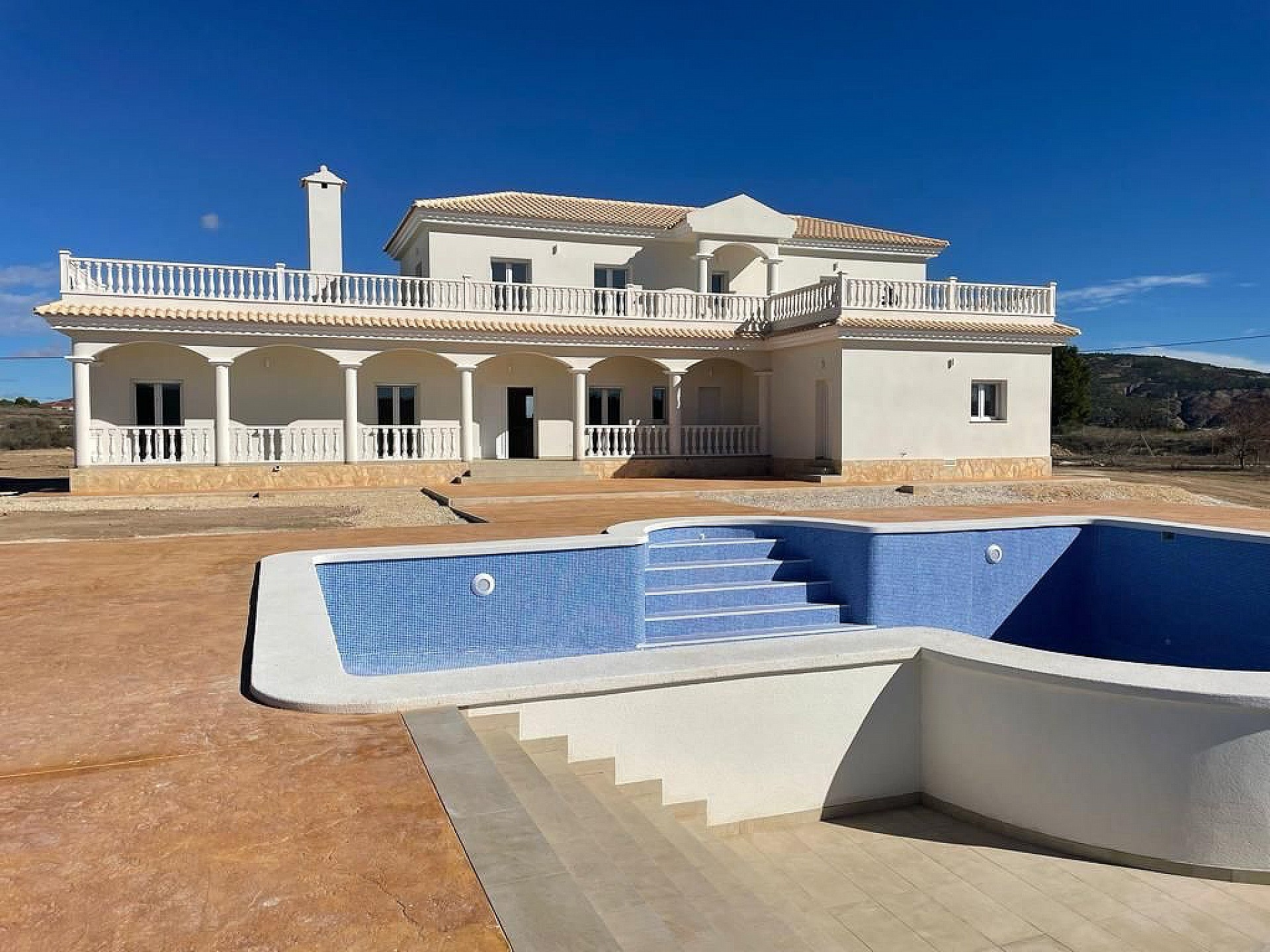 Resale - 6 Bedroom 4 Bathroom Villa in Pinoso - - Alicante Resale - 6 Bedroom 4 Bathroom Villa in Pinoso - - Alicante