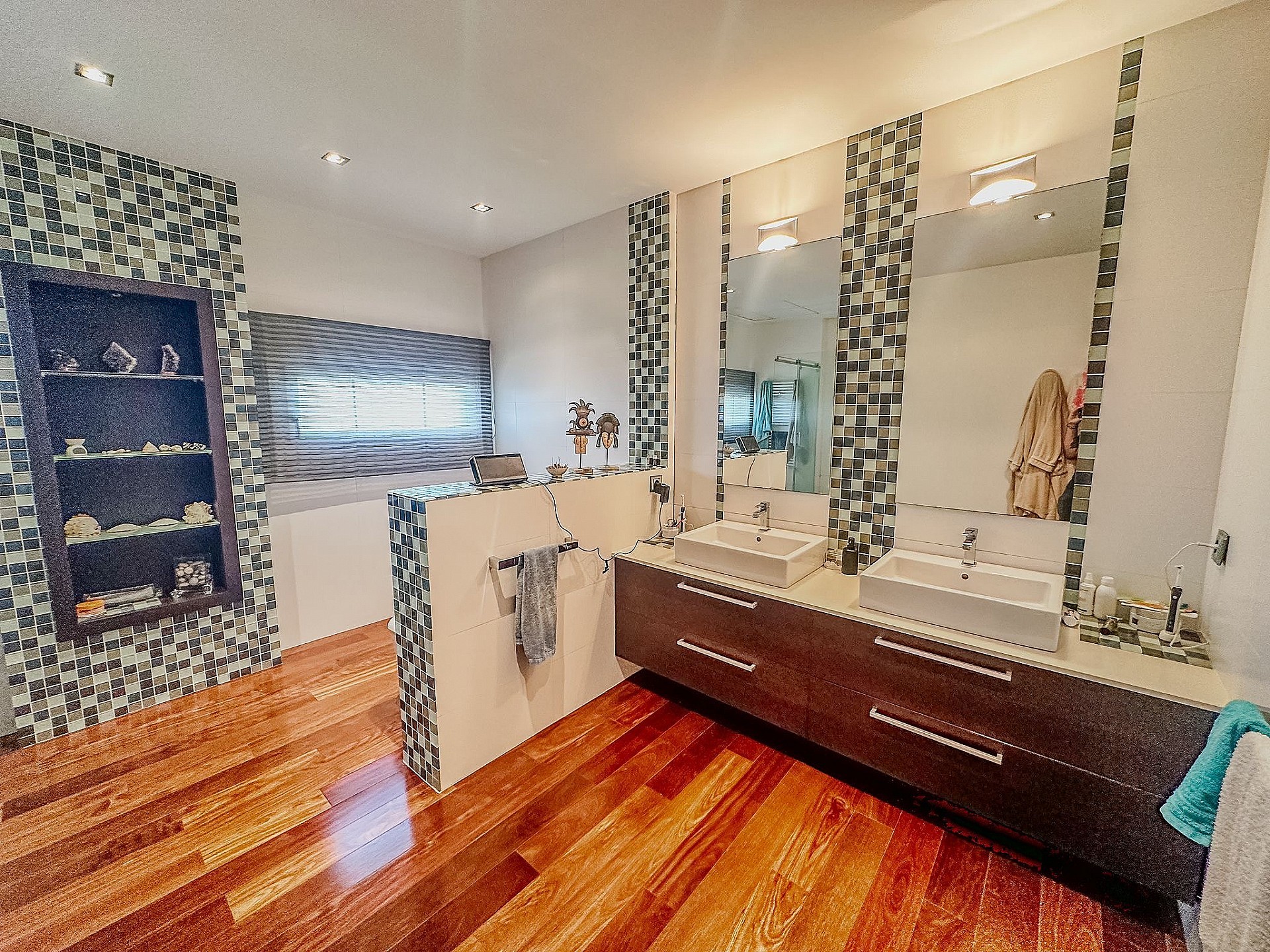 Resale - 5 Bedroom 5 Bathroom Villa in Elda - - Alicante Resale - 5 Bedroom 5 Bathroom Villa in Elda - - Alicante