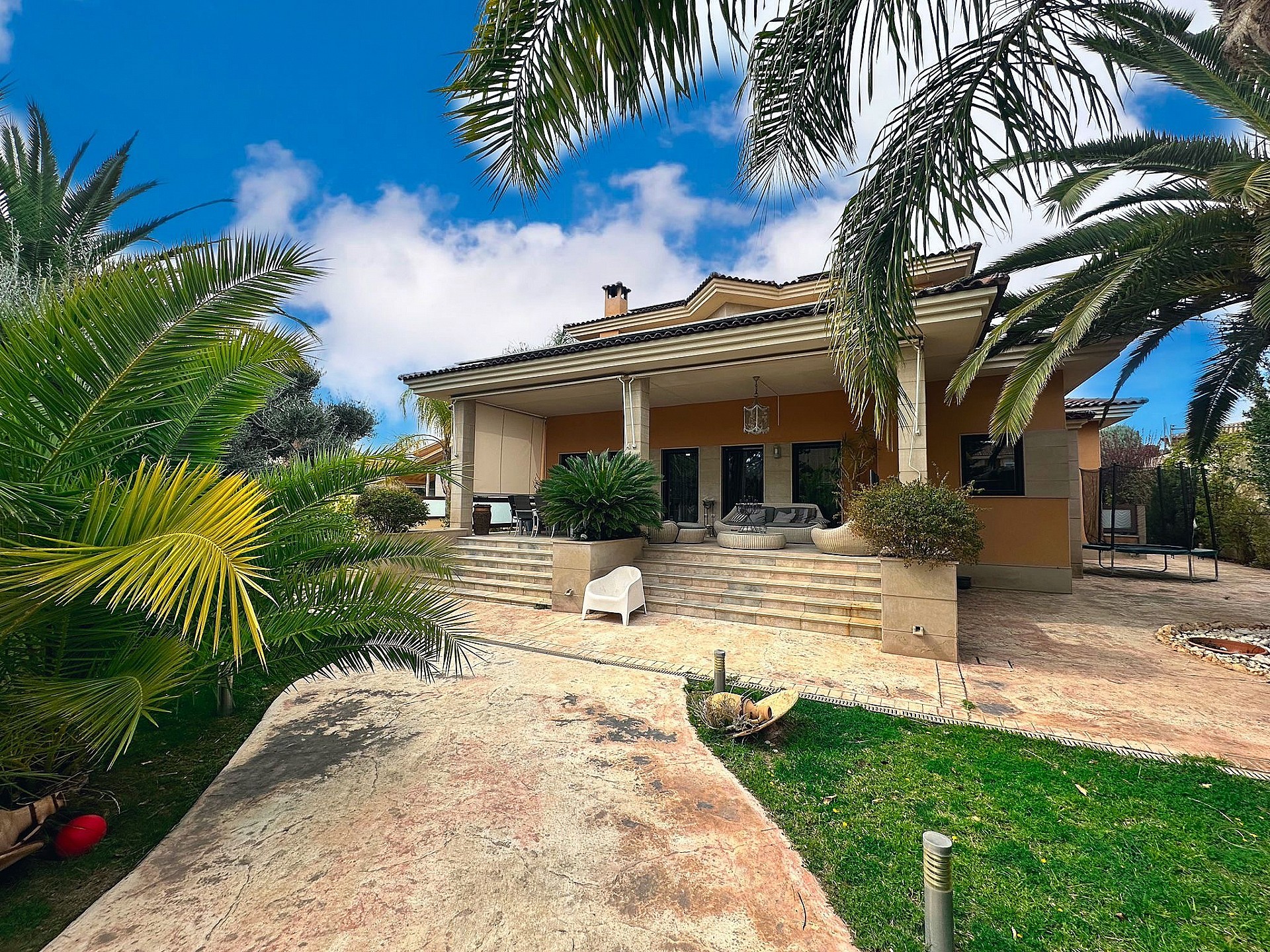 Resale - 5 Bedroom 5 Bathroom Villa in Elda - - Alicante Resale - 5 Bedroom 5 Bathroom Villa in Elda - - Alicante