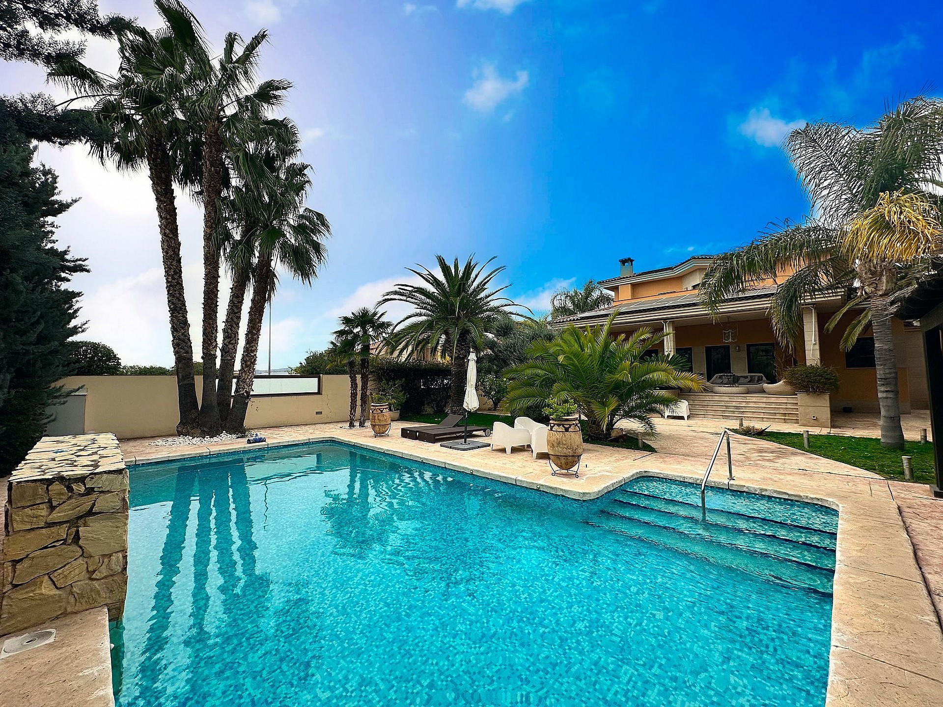 Resale - 5 Bedroom 5 Bathroom Villa in Elda - - Alicante Resale - 5 Bedroom 5 Bathroom Villa in Elda - - Alicante