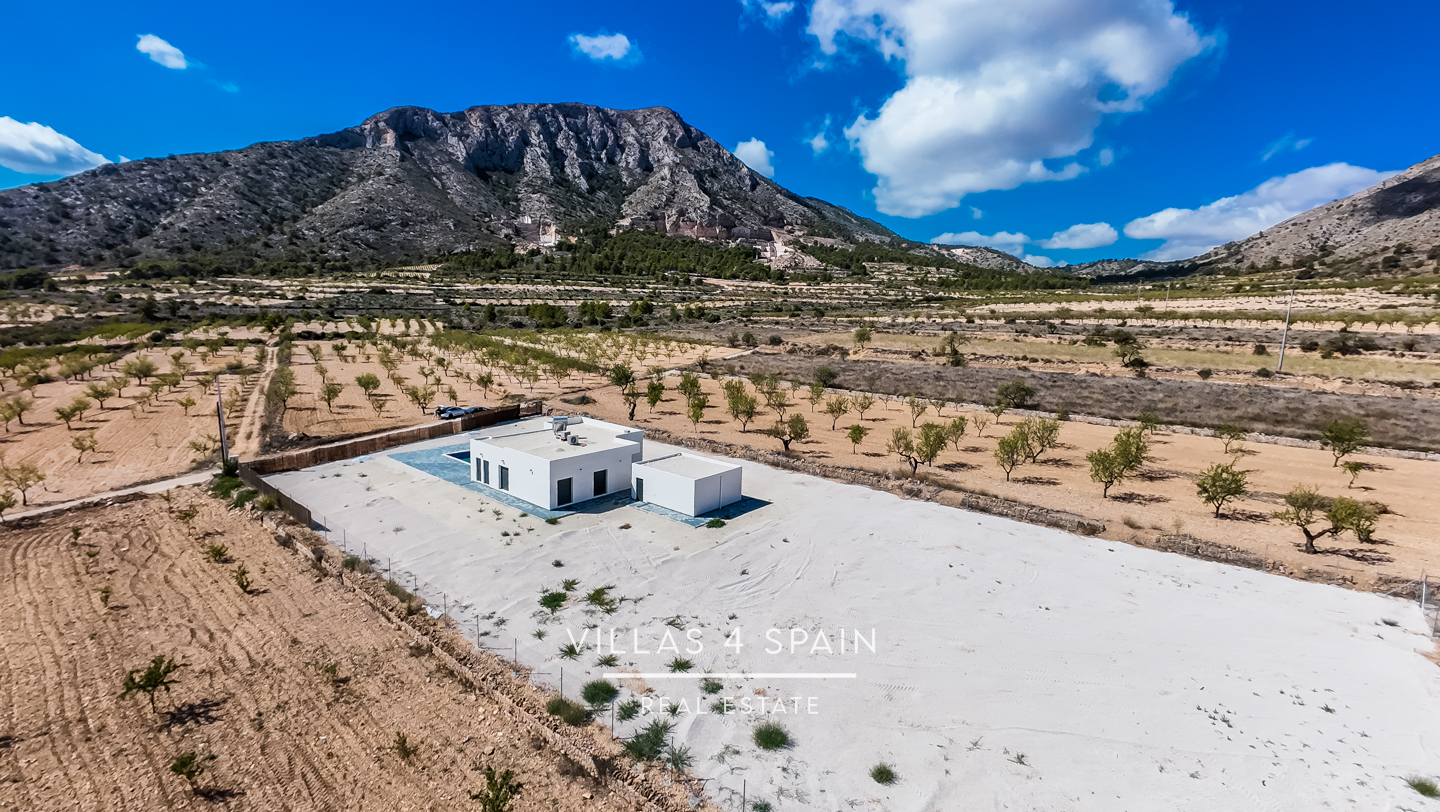 Resale - 3 bedroom 2 bathroom build villa with pool and garage - - Resale - 3 bedroom 2 bathroom build villa with pool and garage - -