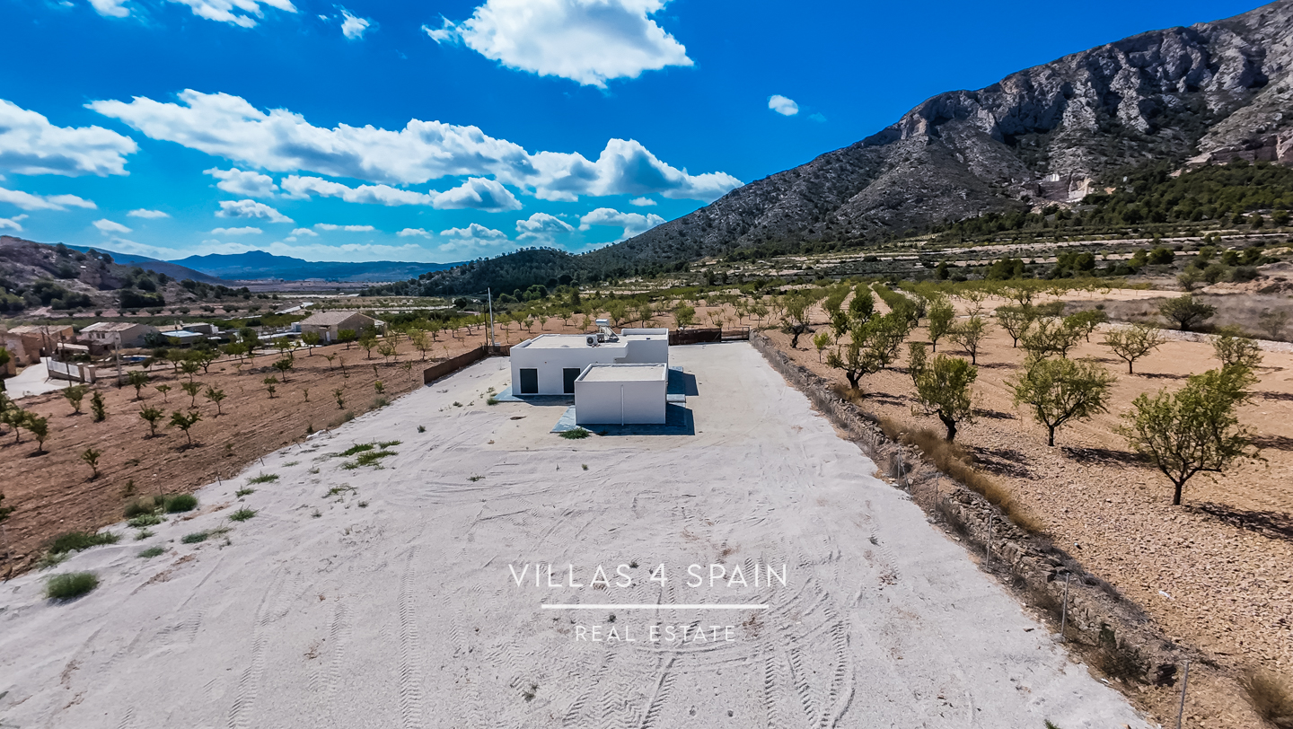 Resale - 3 bedroom 2 bathroom build villa with pool and garage - - Resale - 3 bedroom 2 bathroom build villa with pool and garage - -