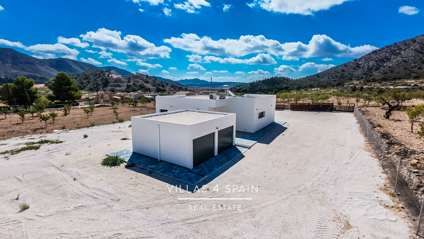 Resale - 3 bedroom 2 bathroom build villa with pool and garage - - Resale - 3 bedroom 2 bathroom build villa with pool and garage - -