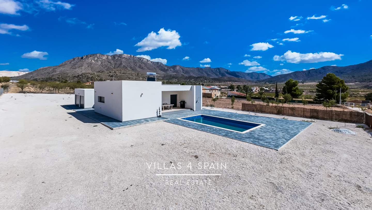 Resale - 3 bedroom 2 bathroom build villa with pool and garage - - Resale - 3 bedroom 2 bathroom build villa with pool and garage - -