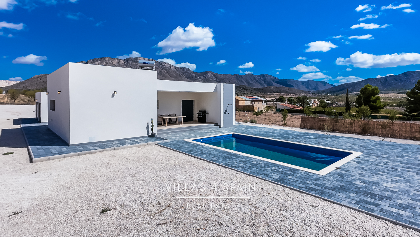 Resale - 3 bedroom 2 bathroom build villa with pool and garage - - Resale - 3 bedroom 2 bathroom build villa with pool and garage - -