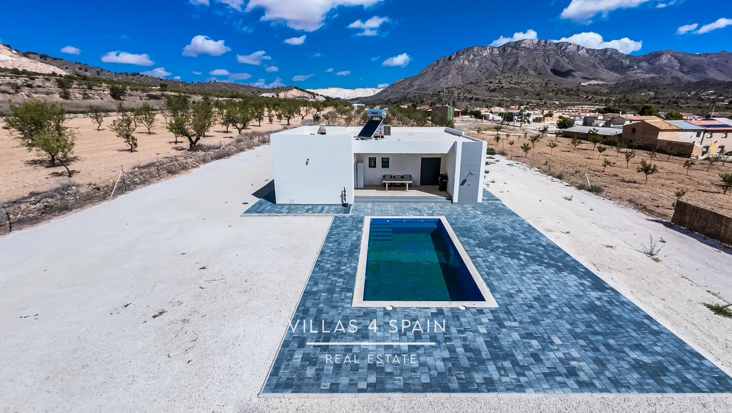 Resale - 3 bedroom 2 bathroom build villa with pool and garage - - Resale - 3 bedroom 2 bathroom build villa with pool and garage - -