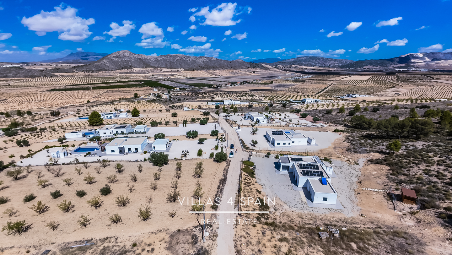 Resale - 3 bedroom 2 bathroom build villa with pool and garage - - Resale - 3 bedroom 2 bathroom build villa with pool and garage - -