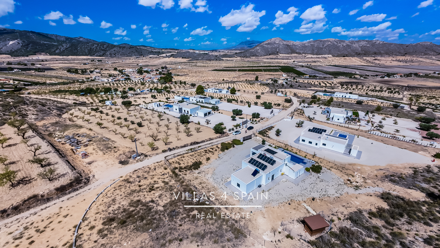Resale - 3 bedroom 2 bathroom build villa with pool and garage - - Resale - 3 bedroom 2 bathroom build villa with pool and garage - -