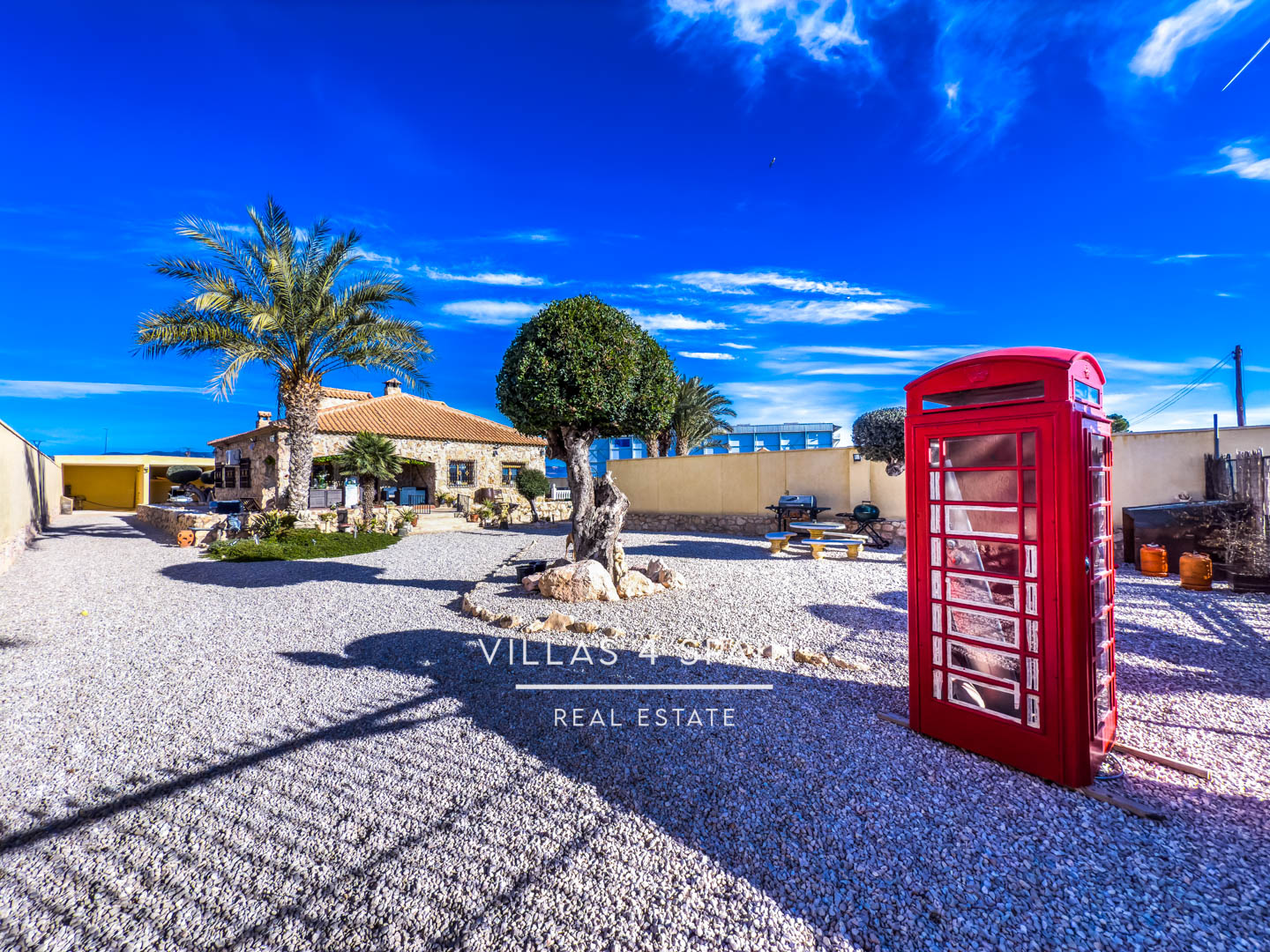 3/4 Bedroom 3 Bathroom Villa with Private Pool, Large Plot and Garage 