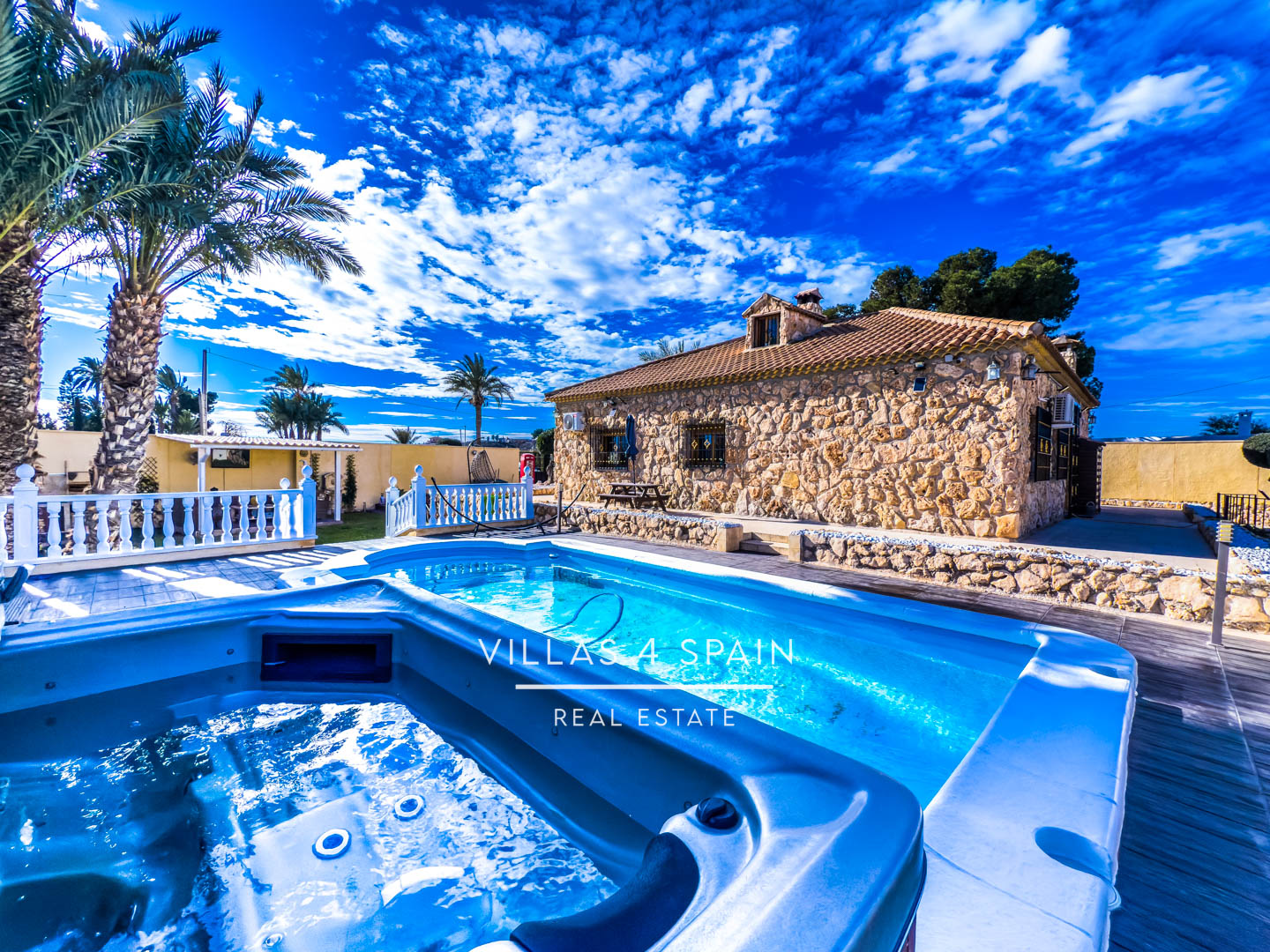 3/4 Bedroom 3 Bathroom Villa with Private Pool, Large Plot and Garage 