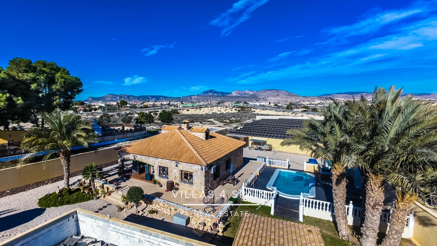 3/4 Bedroom 3 Bathroom Villa with Private Pool, Large Plot and Garage 