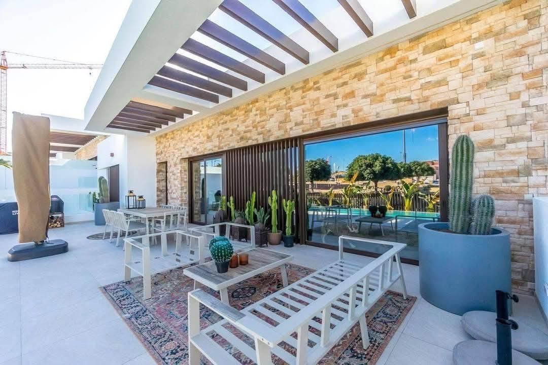 4 bed 3 bath villa with private pool and garage in ciudad quesada 