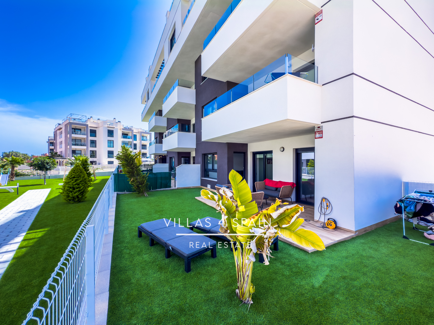2 Bed 2 Bath Groundfloor Apartment with front garden in Villamartin