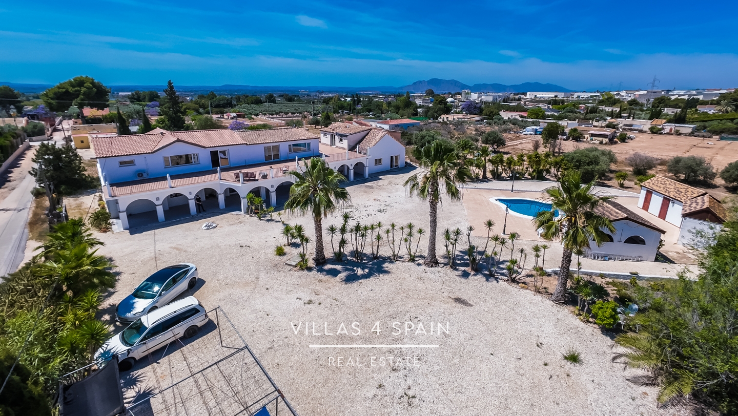 12 Bedroom 6 bathroom villa with private pool in crevillente