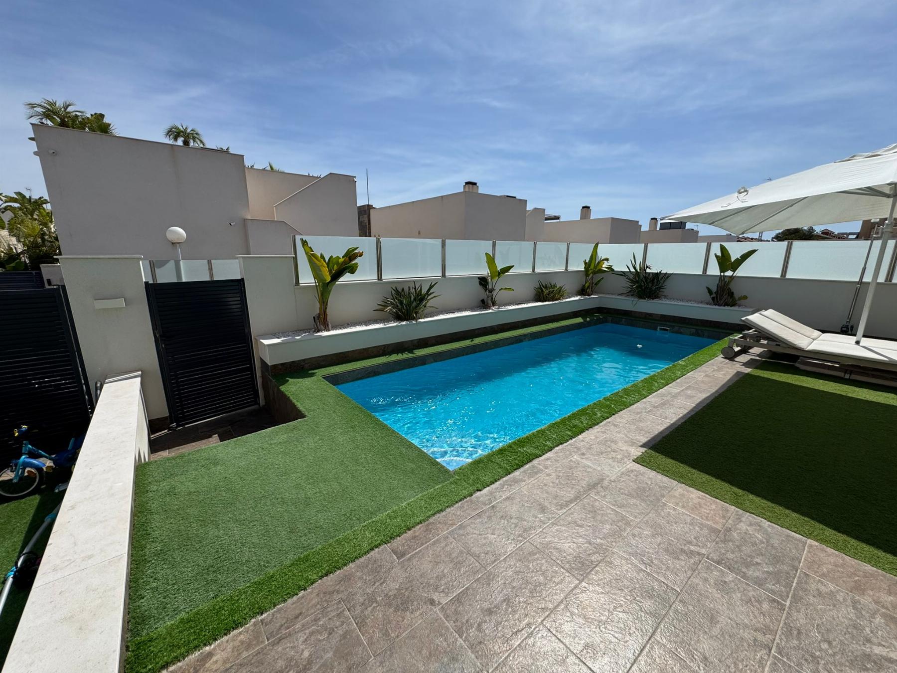 Resale - 5 Bedroom 4 Bathroom Chalet in Orihuela Costa - Villamartin - Alicante Resale - 5 Bedroom 4 Bathroom Chalet in Orihuela Costa - Villamartin - Alicante
