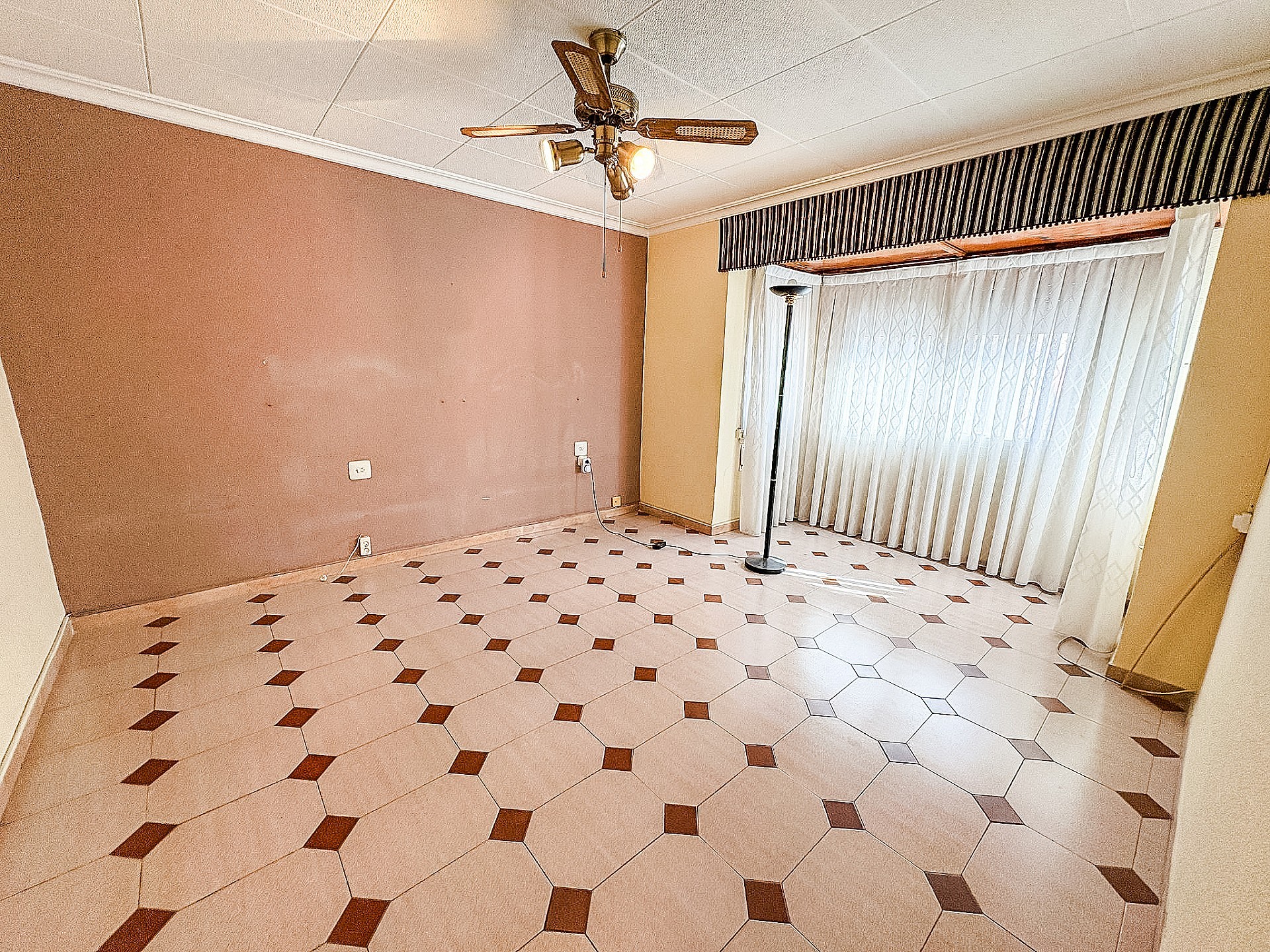 Resale - 4 Bedroom 2 Bathroom Townhouse in Elda - - Alicante Resale - 4 Bedroom 2 Bathroom Townhouse in Elda - - Alicante