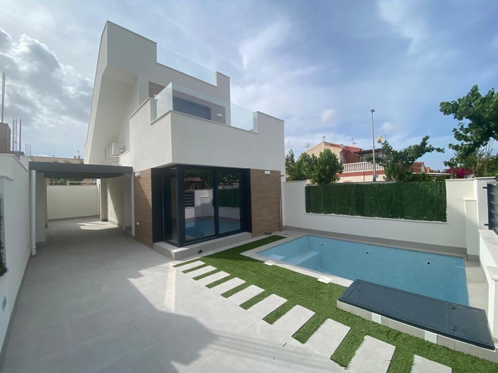 3 Bedroom 2 Bathroom villa in Los Alcazares