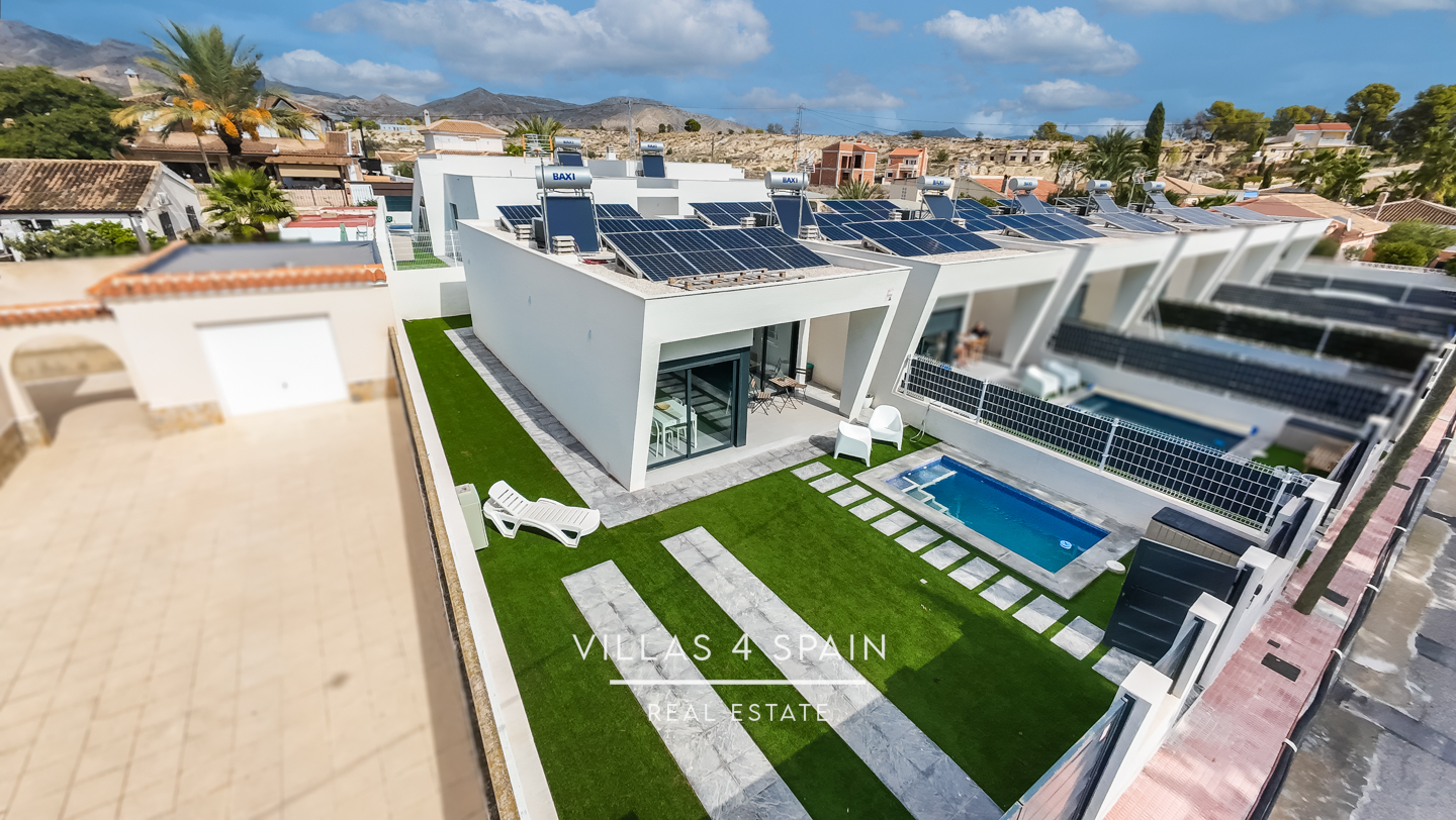 Resale - 2 Bedroom 2 Bathroom Corner Villa with Private Pool and parking - av. de la libertad - Murcia