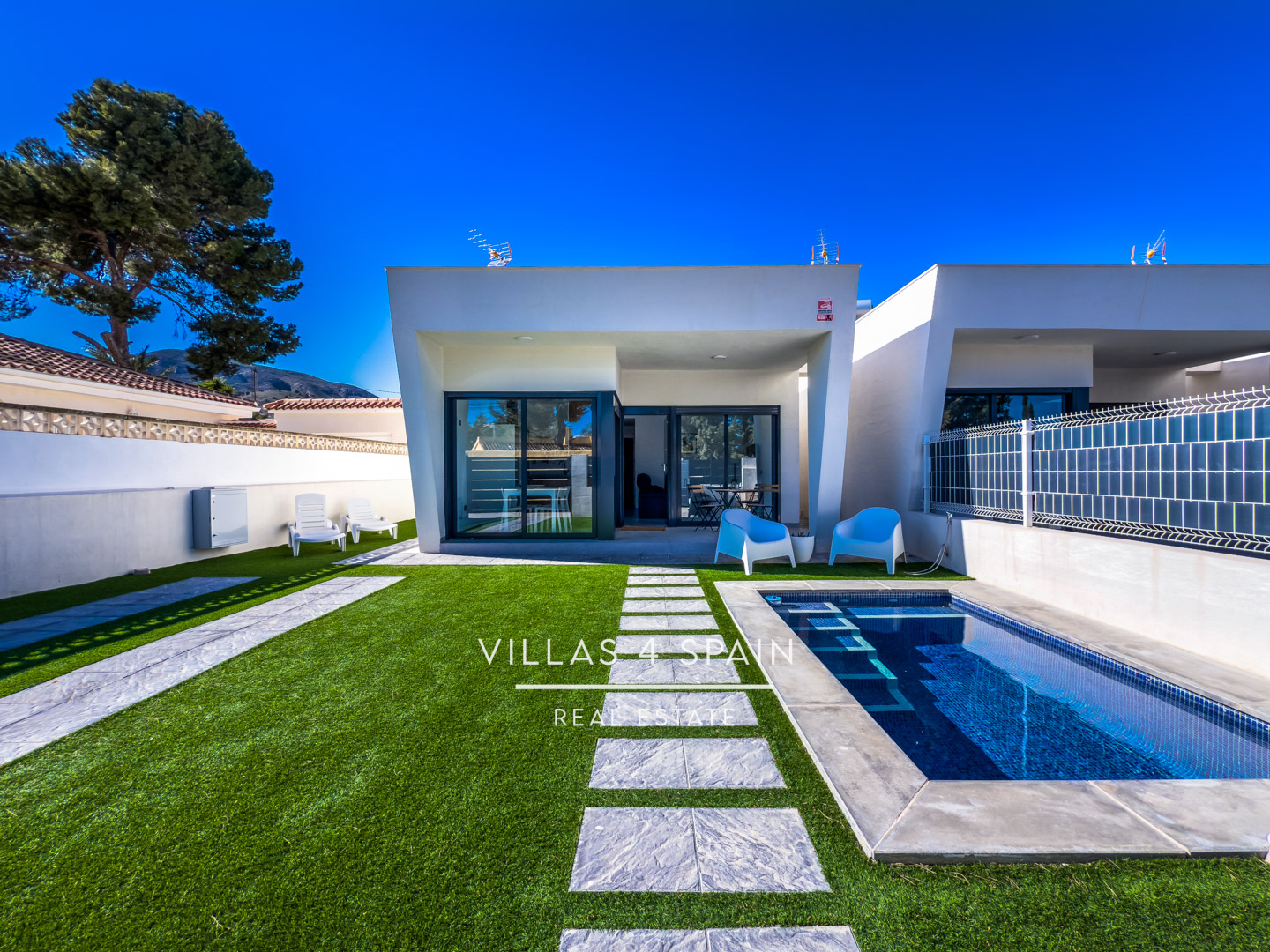 Resale - 2 Bedroom 2 Bathroom Corner Villa with Private Pool and parking - av. de la libertad - Murcia