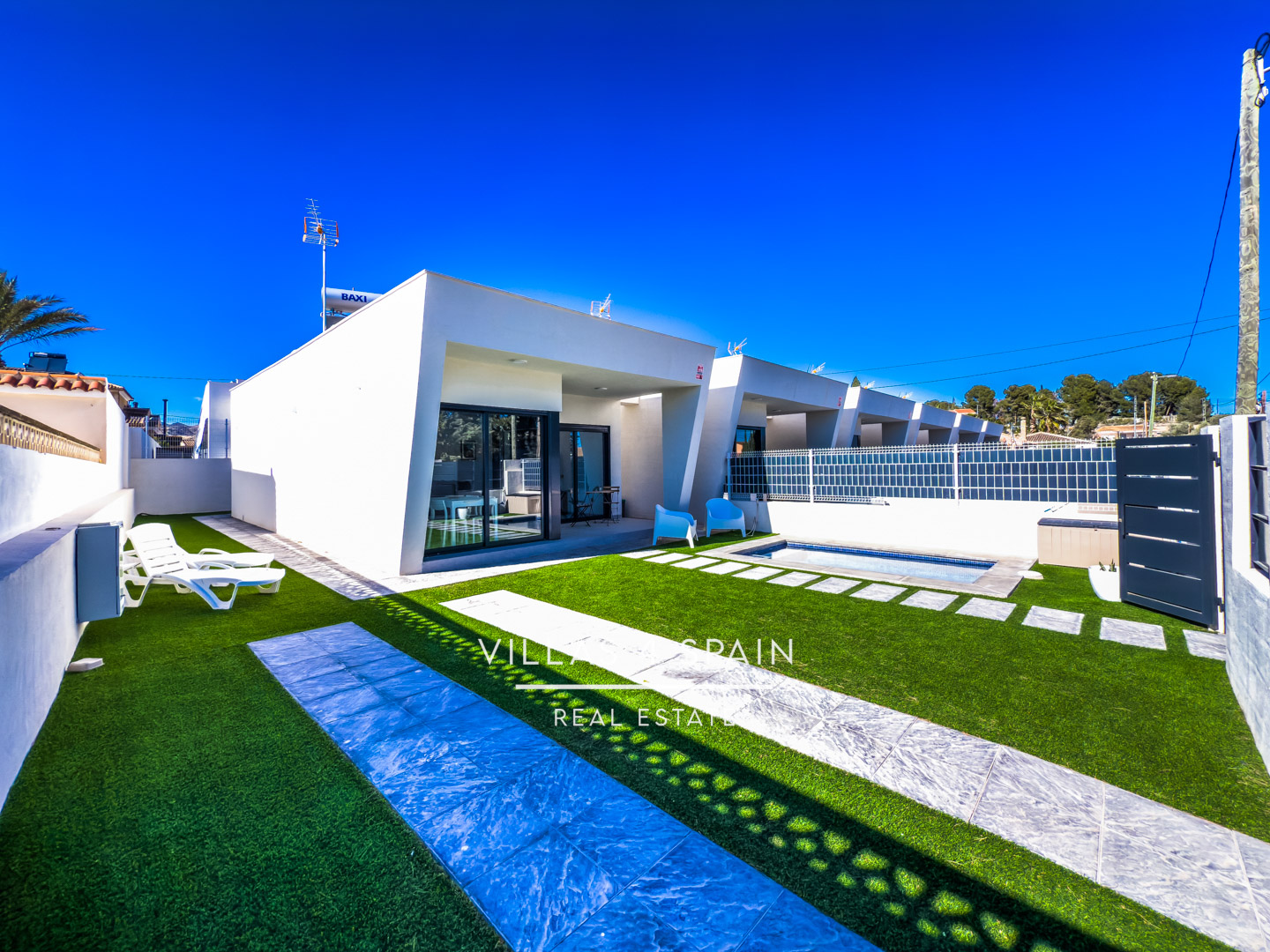 Resale - 2 Bedroom 2 Bathroom Corner Villa with Private Pool and parking - av. de la libertad - Murcia