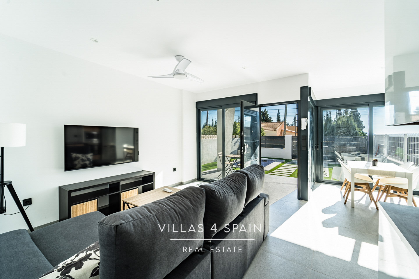 Resale - 2 Bedroom 2 Bathroom Corner Villa with Private Pool and parking - av. de la libertad - Murcia